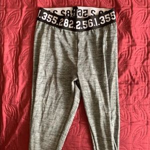Grey leggings.